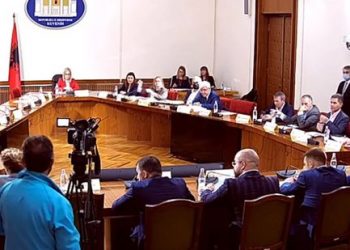 Zgjatja e afateve të vettingut/ Maxhoranca i drejtohet ‘Venecias’, Xhafaj abstenon. Opozita bojkoton mbledhjen e Komisionit