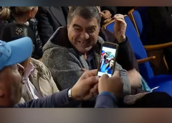 Urrejtja/ Qytetari fshin foton me Bashën: Lulushi do ikë. Berisha: Bëre mirë, flamuri e besëprerja nuk rrinë bashkë!