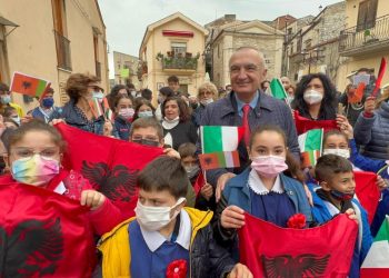 Ilir Meta nuk ‘shkulet’ nga Siçilia, nga 1 nëntori qëndron për vizitë në fshatrat arbëreshe të Italisë. Thyen “rekordin” e Enver Hoxhës në Moskë