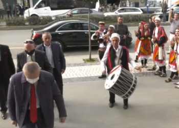 VIDEO/ Meta feston në Kamëz 100 vjetorin e luftës së Dibrës, kryebashkiaku i PS e pret me tupana. Mungon Kryemadhi