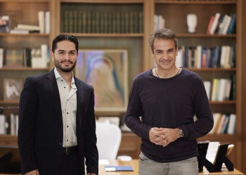 Greqia rikthen pensionet “300 euro” në Jug/ Këngëtari me origjinë shqiptare takon kryeministrin Mitsotakis
