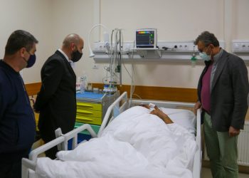 FOTO/ Drejtori i Përgjithshëm Gledis Nano viziton në spital policin e plagosur nga Bulqiza