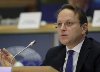 Varhelyi pret një lajm të mirë për Shqipërinë dhe Maqedoninë e Veriut para fundit të fundit