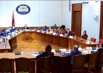 ‘Koha për të shkuar në parukeri!’/ Nikolla përplaset me Alibeajn: Gjuha jote është fyese dhe seksiste, tërhiqni fjalët