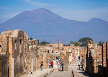 FOTOT/ Në një dhomë 16 metër katrorë me një dritare të vogël për dritë, si jetonin skllevërit në Pompei