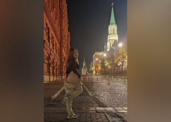 FOTO/ Burgoset pornostarja, publikoi foto duke u zhveshur dhe nxori të pasmet para katedrales