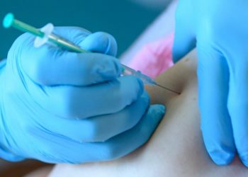 Pandemia/ Shoqata Botërore e Mjekësisë: Vaksinim i gjerë me dozën përforcuese!