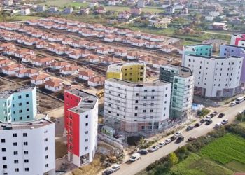 FOTOT/ Rama publikon pamjet e lagjes “Rilindja” në Fushë-Krujë: Banorët që humbën shtëpitë nga tërmeti, festojnë Vitin e Ri në…!