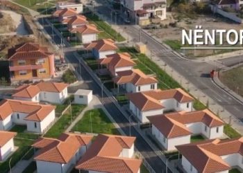 VIDEO: Dje u dorëzoi familjarëve çelësat, Rama tregon si u transformua blloku rezidencial në Vaqarr
