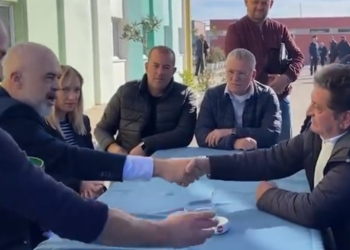 VIDEO/ Rama shtrëngon dorën me peshkatarin: Do ju çoj në Senegal, korridor peshkimi deri atje. Të takoheni dhe me presidentin