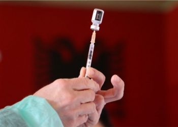 Rritja e rasteve me COVID në vend/ Epidemiologu apelon: Trend stabël por të pavaksinuarit po shpërndajnë sëmundjen