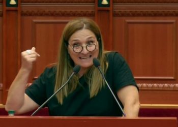 Açka ‘nxehet’ me Nikollën: Nëse doni zgërlaquni para Ramës, ne nuk do ta lejojmë as me kryetarit tonë këtë