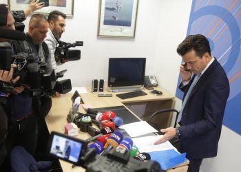 Kuvendi i Berishës më 11 dhjetor/ Deputeti Shehaj verifikon firmat e delegatëve në zyrën e Palokës, telefonon dy anëtarë. Ja përgjigjia