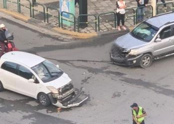 Shoferja humb kontrollin e mjetit në mes të Tiranës, plagos rëndë dy persona