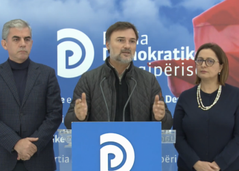 Deputeti i PS uroi 28 Nëntorin me Enver Hoxhën/ PD: Paketë për dekomunistizimin e shoqërisë (ku ishit për 30 vite?)