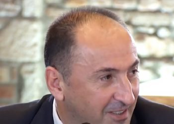 A e dinit? Ministri i Kosovës Liburn Aliu dhe ministrja Evis Kushi kanë qenë shokë klase