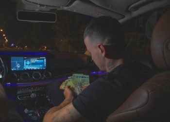 A ke kryer marrëdhënie seksuale me ndonjë VIP? Përgjigjet troç këngëtari i njohur shqiptar