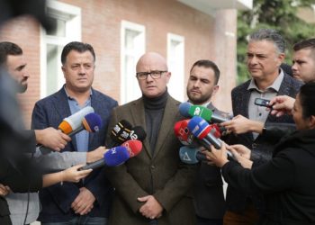 Grupi pro-Berishës i përgjigjet Bashës: Puçist je vetë! Shko te zyra e Palokës nëse do t’i shohësh firmat