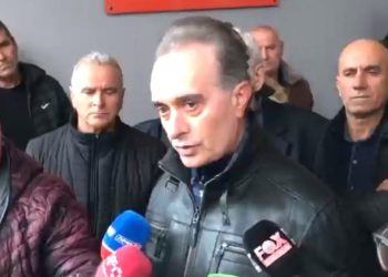 FIER/ Ndërruan bravat, demokratët shkojnë të ‘çlirojnë’ zyrat e PD, Baçi: Nuk e njohim Bashën, s’duam përplasje