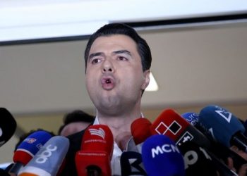 “Lul, ndërro bravën e rrenave”/ Gazetari ironizon Bashën: Do marrësh medaljen ” 1 Prilli”