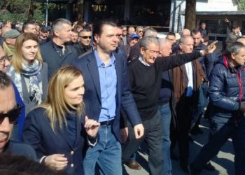 Opozita që kërkon karamele pasi ofroi molotovë!