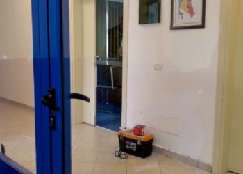 VIDEO/ Basha e zëvendësoi me Kapllanajn, Luan Baçi shkon në Policinë e Fierit: Na ndërruan bravat e derës në PD