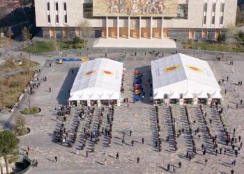 Pas 8 muajsh/ Hiqen çadrat e vaksinimit nga sheshi ‘Skënderbej’! Prej 25 nëntorit, vaksinimi në qendrat Shëndetësore e ‘Air Albania’