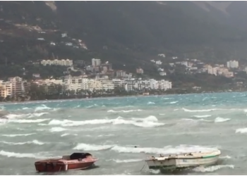 Erë, reshje shiu dhe dallgë deri në 8 ballë/ Pezullohet lundrimi i mjeteve të vogla dhe atyre të peshkimit në Vlorë