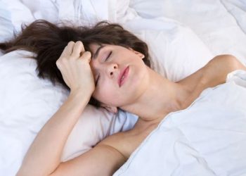 Pse djersitni gjatë natës në gjumë? Ja problemet shëndetësore nga të cilat mund të vuani