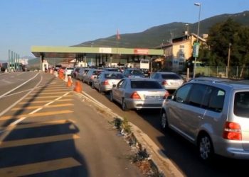 Nuk i bindet urdhrit për kontroll, shqiptari në Qafë-Botë thyen traun e doganës greke dhe përplas makinën e policisë