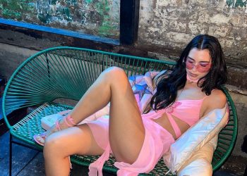 FOTO/ Me minifund rozë, Dua Lipa “provokon” imagjinatën me veshjen e saj dhe shfaqet në superformë