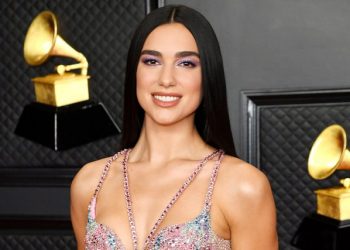 “Ujë e sapun”/ Një furçë dhëmbësh për vetullat e buzët? Dua Lipa ndan me të gjithë sekretet e bukurisë: Sajohesha