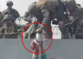 FOTO/ Ia dorëzuan ushtarit amerikan në aeroportin e Kabulit, çifti afgan në kërkim të djalit