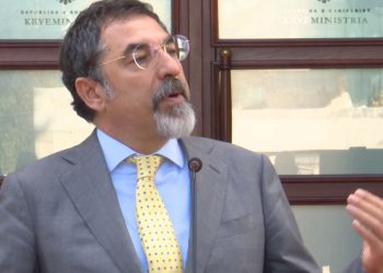 “Nuk do ketë kamp refugjatësh”/ Çuçi: Marrëveshje Kosovë-Shqipëri për lejet e qëndrimit!