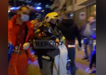 VIDEO/ I mbetur mes zjarrit në pallat, momenti kur zjarrfikësi nxjerr një fëmijë te “Fresku”