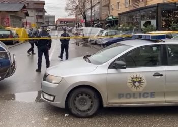 Shpërthim i fuqishëm në një lokal në Kosovë, alarmohen banorët. Thyhen xhamat e makinave të parkuara