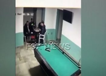 VIDEO/ Askush nuk denoncon 3 persona të maskuar me kallashnikov, që terrorizojnë në Lezhë