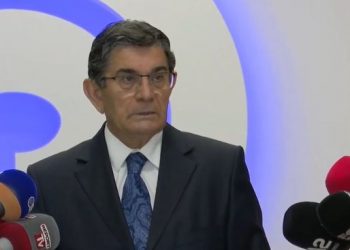 Plas grushti në PD? Bumçi e Gjana tregojnë “muskujt”, debate të ashpra deri në tentativë për konfrontim fizik
