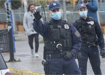 Policia greke jep detaje rreth ‘luftës’ që bëri me shqiptarin që theu traun dhe u përplas me makinat