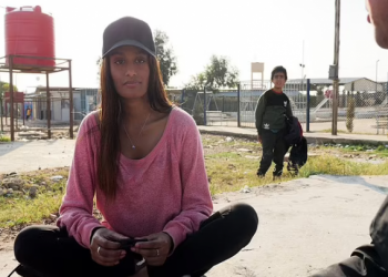 VIDEO/ “Unë mund t’ju ndihmoj të godisni ekstremistët”/ Gruaja e mbetur në kampin e ISIS: Më nxirrni nga këtu, duan të më vrasin sepse jam Perëndimore