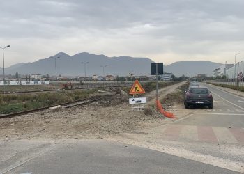 Largohen shinat e vjetra/ Nisin punimet në terren për ndërtimin e hekurudhës Tiranë-Durrës
