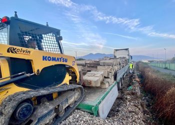 Rama publikon fotot: Nis puna për Hekurudhën e re Tiranë-Durrës me largimin e shinave të vjetra