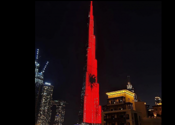 FOTO/ Ndërtesa më e lartë në botë ndriçohet me flamurin shqiptar. Burj Khalifa ‘vishet’ kuqezi