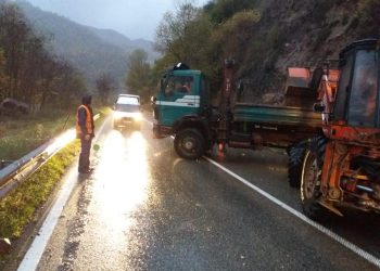 Rënie gurësh e inertesh/ ARRSH: Reshjet e shiu sjellin probleme, ja akset më problematike