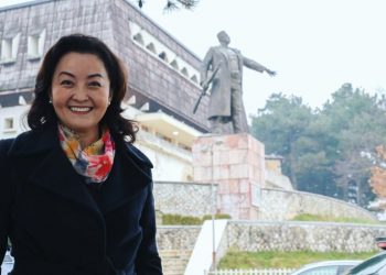 Ambasadorja Yuri Kim, si të ishte ndër shqiptaret më të mira