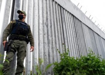 ”Çdo natë na pret një taksi”, emigrantët ngrenë çadrat 300 m larg kufirit me Shqipërinë