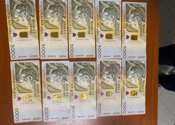 Policia “përmbys folenë” e llotove në Kombinat, 2 në pranga, pronari në kërkim