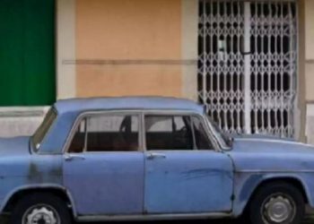 Prej 47 vitesh e parkuar në të njëjtin vend, makina kthehet në një atraksion turistik