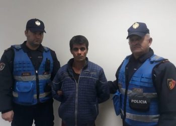 FOTO/ “E vrava dhe e groposa me baltë në oborr!”! I mori jetën 8-vjeçarit, ja momenti kur autori i krimit makabër bie në prangat e Policisë