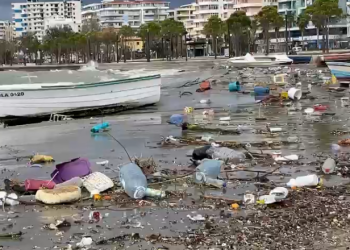 VIDEO / Moti i keq shndërron bregdetin e Vlorës në ‘kosh plehrash’
